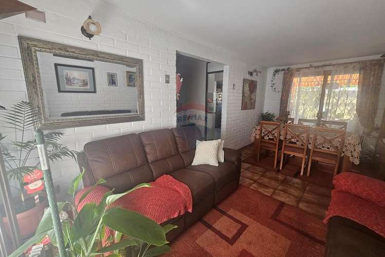 Hermosa casa en pasaje cerrado - Imagen 2