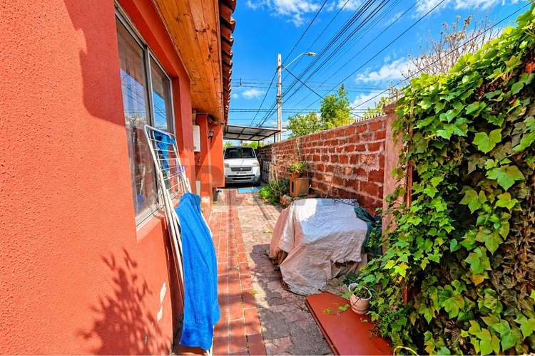 Oportunidad de remodelar - casa esquina - Imagen 5