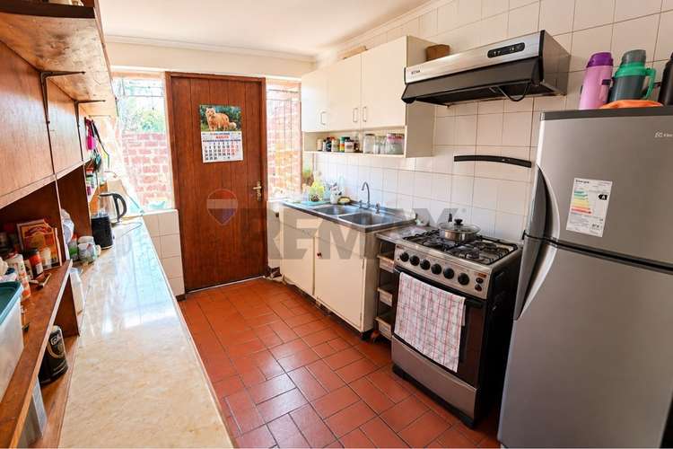 Oportunidad de remodelar - casa esquina - Imagen 2