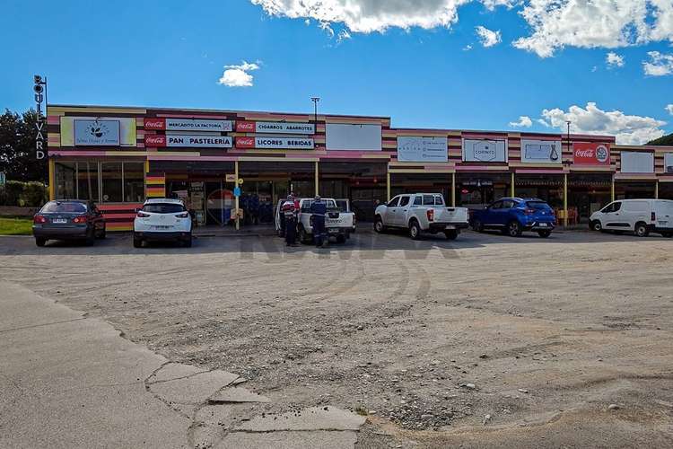Centro comercial con 15 locales único en pencahue