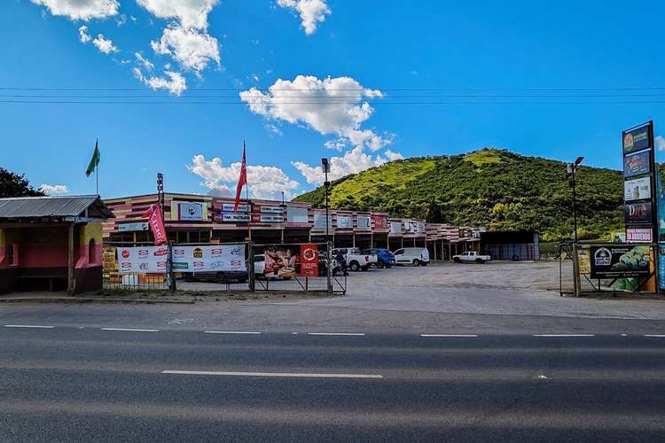Centro comercial con 15 locales único en pencahue