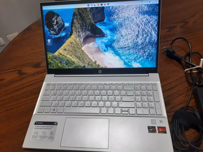 HP Pavilion, 12GB RAM, 512GB SSD, CPU Ryzen 5500U, muy buen estado