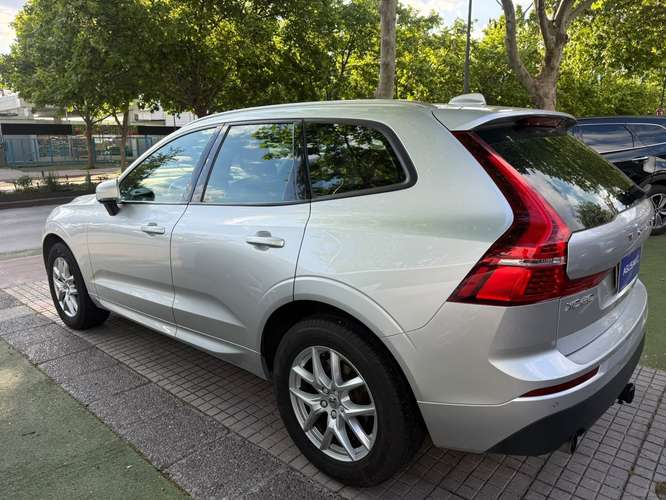 Volvo XC60 2.0 D4 MOMENTUM DIESEL 4X4 AT 5P. (2021)