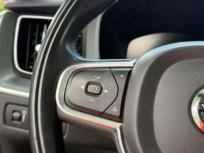 Volvo XC60 2.0 D4 MOMENTUM DIESEL 4X4 AT 5P. (2021)