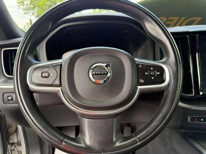 Volvo XC60 2.0 D4 MOMENTUM DIESEL 4X4 AT 5P. (2021)