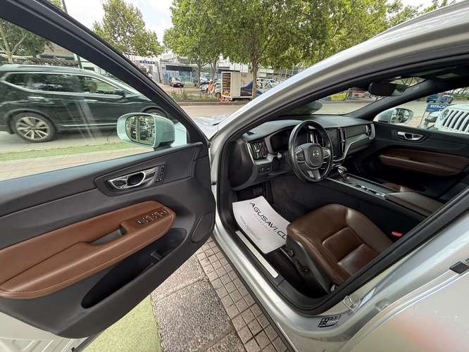 Volvo XC60 2.0 D4 MOMENTUM DIESEL 4X4 AT 5P. (2021)