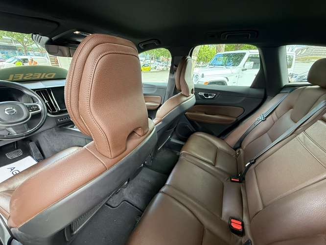 Volvo XC60 2.0 D4 MOMENTUM DIESEL 4X4 AT 5P. (2021)