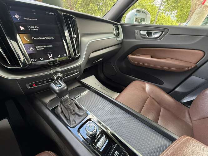 Volvo XC60 2.0 D4 MOMENTUM DIESEL 4X4 AT 5P. (2021)