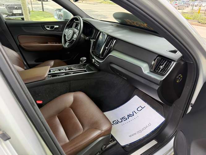 Volvo XC60 2.0 D4 MOMENTUM DIESEL 4X4 AT 5P. (2021)