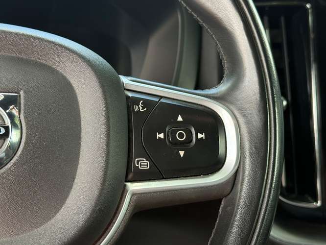 Volvo XC60 2.0 D4 MOMENTUM DIESEL 4X4 AT 5P. (2021)
