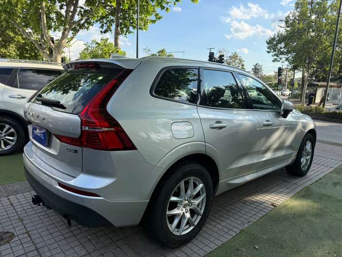 Volvo XC60 2.0 D4 MOMENTUM DIESEL 4X4 AT 5P. (2021)