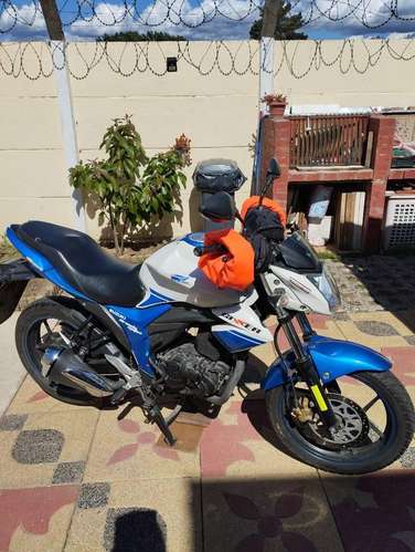 Se vende Moto Suzuki gixxer 2016