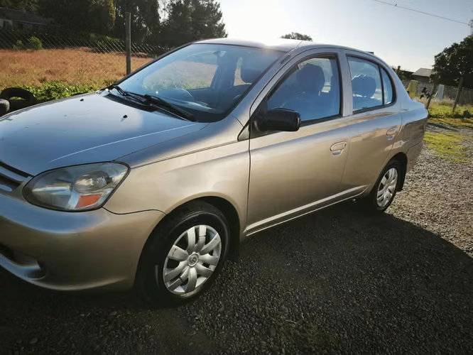 Toyota Yaris 2006 $4.000.000 (Valor conversable)
