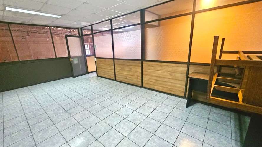 OFICINAS EN PLENO CENTRO A UNA CUADRA  DE PLAZA DE VALDIVIA