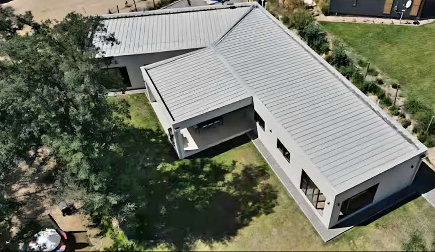 GRAN CASA  MODERNA CON PISCINA , TINAJA Y CANCHA DE FUTBOL