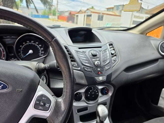 Vendo Ford fiesta Sedán 2014