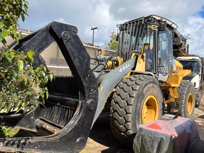 Cargador Frontal John Deere 444K 2012 con Garra Forestal