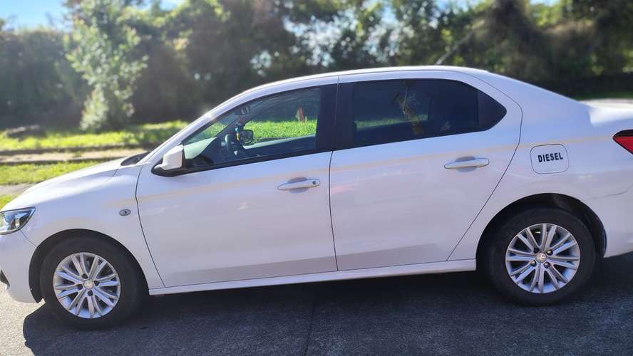 Auto Peugeot 301 año 2020 petrolero