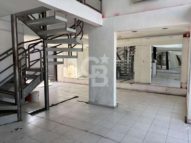 Local Comercial Av. Vitacura con Estacionamientos - Imagen 5