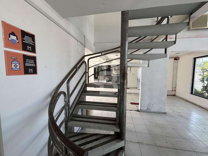 Local Comercial Av. Vitacura con Estacionamientos - Imagen 9