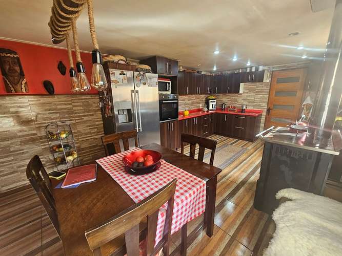 EN VENTA REMODELADA CASA EN VALDIVIA