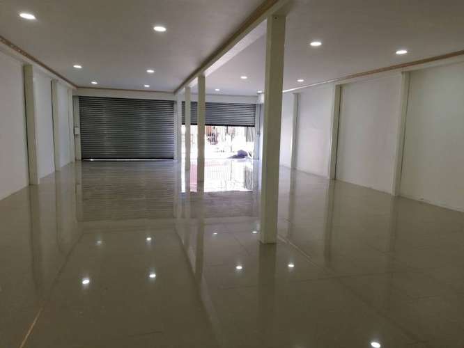 Excelente y amplio Local - Imagen 3