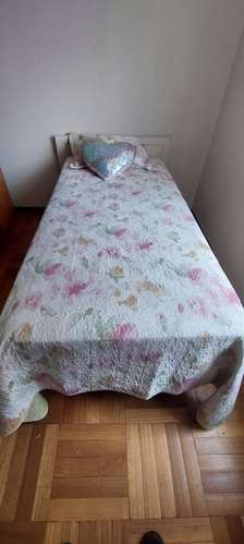 Cama 1 plaza niña , base con ruedas