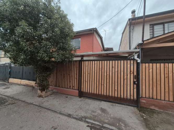 CASA DE 2 NIVELES EN PASAJE ENTRADA DE VEHÍCULO TALAGANTE