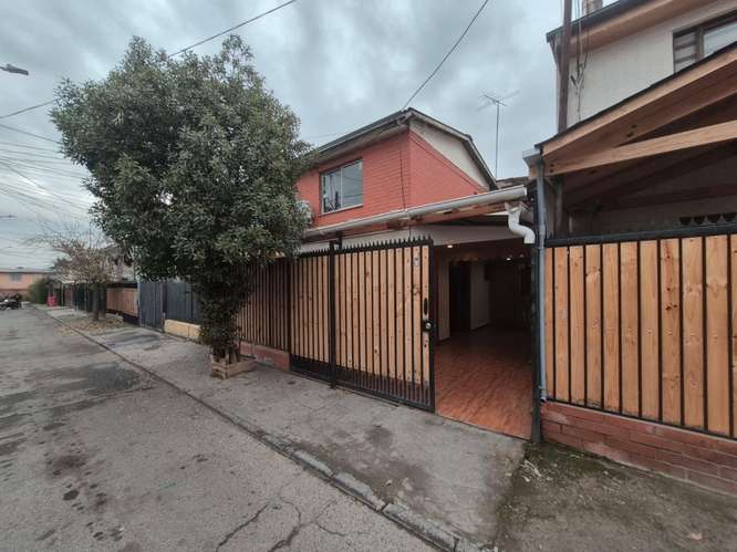 CASA DE 2 NIVELES EN PASAJE ENTRADA DE VEHÍCULO TALAGANTE