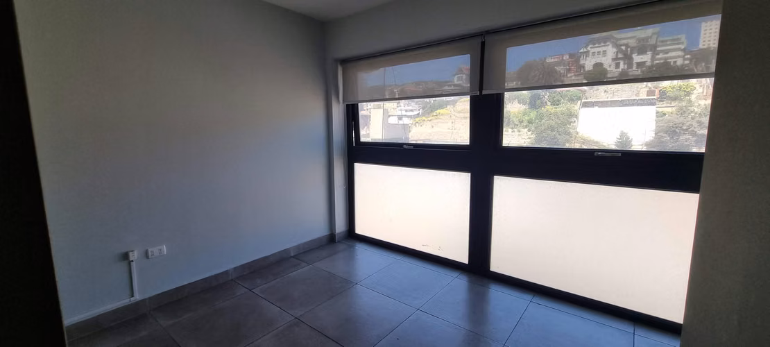 Oficina remodelada en pleno centro financiero de Valparaíso - Imagen 8