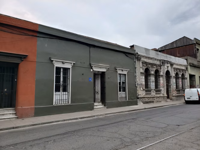 EN LA MEJOR UBICACIÓN: AGUSTINAS AL LLEGAR A R. CUMMING: CASA 420 M2