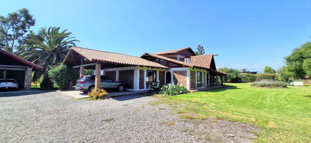 En venta hermosa casa  de 2 pisos, 310 m2., San Isidro, Quillota. 14.976 UF