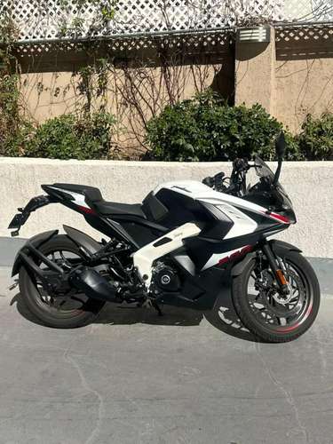 bajaj pulsar RS200 Año 2023