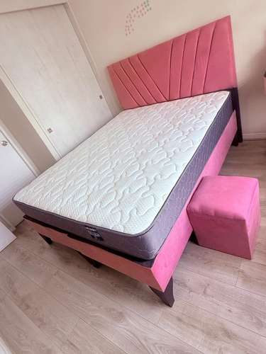 Cama  2 Plazas Felpa Palo Rosa + Colchón Novatex Nova One + Pouf poco uso