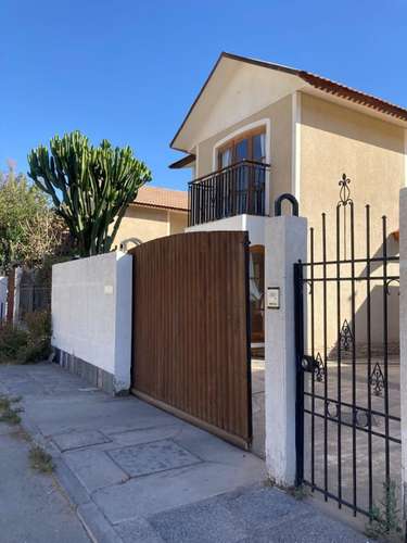 SE ARRIENDA AMPLIA CASA EN VILLA SECTOR TOTTUS LOS CARRERAS