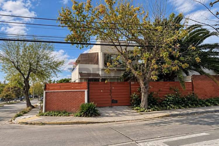 Casa de 2 pisos con loft independiente las condes