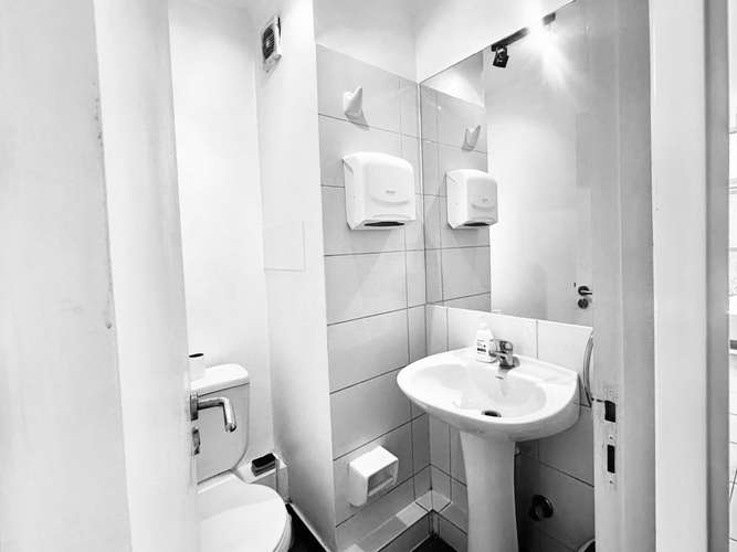 Excelente oficina en Venta, dos ambientes, Metro Manquehue - Imagen 8
