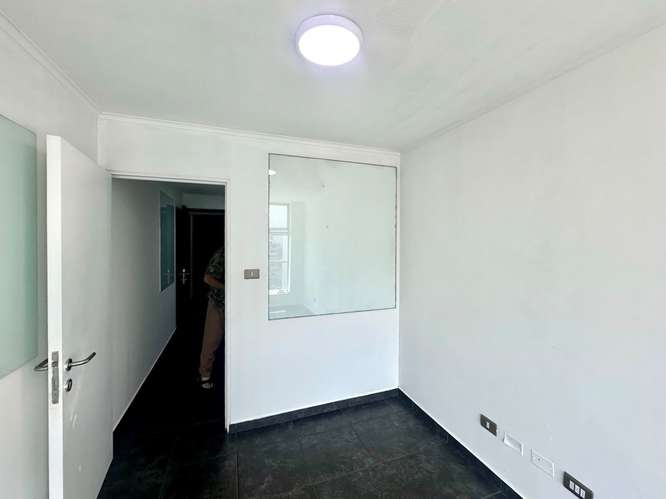 Excelente oficina en Venta, dos ambientes, Metro Manquehue - Imagen 4
