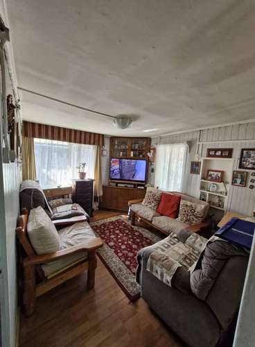 ESTA FRENTE A UNA PLAZA QUE LE DA HERMOSA VISTA CON LA ARBOLEDA Y FLORES