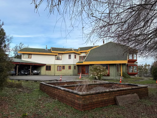 Casa con piscina techada y tenis en 5.355 m² – Lomas de Reloncaví - Imagen 4