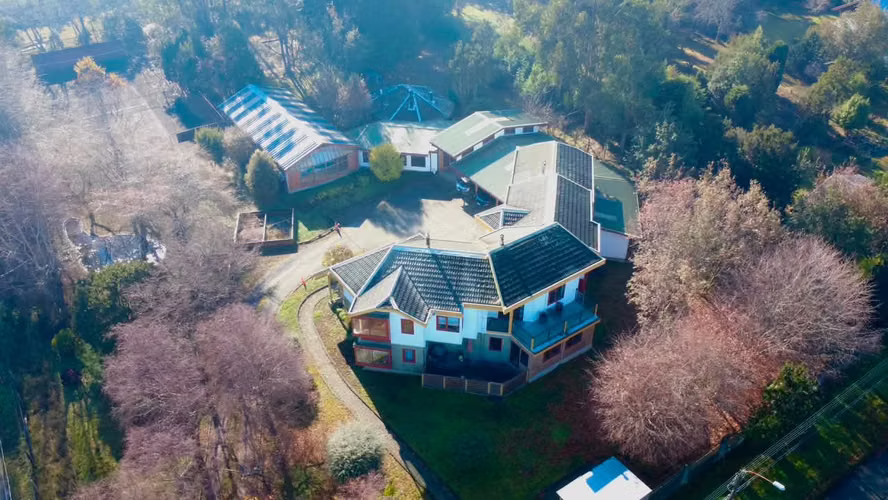 Casa con piscina techada y tenis en 5.355 m² – Lomas de Reloncaví