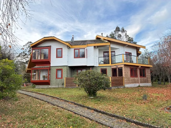 Casa con piscina techada y tenis en 5.355 m² – Lomas de Reloncaví - Imagen 3