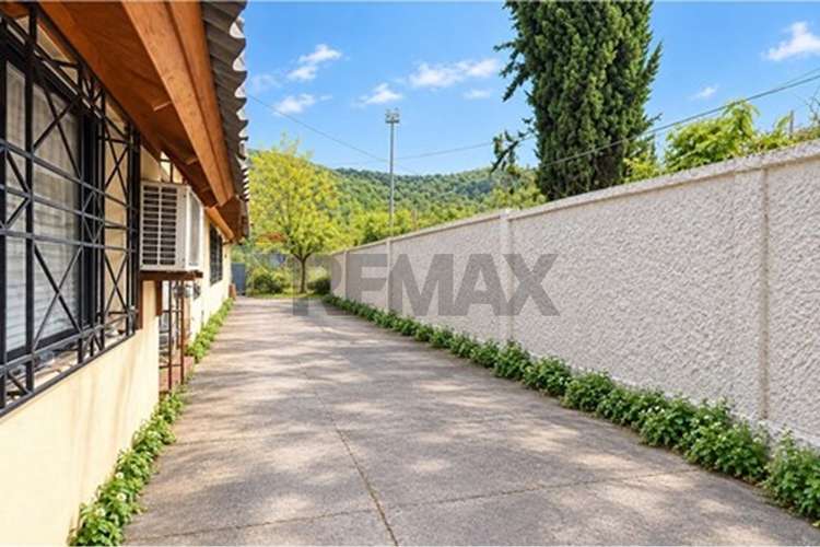Casa y gran galpón: espacio y versatilidad - Imagen 4