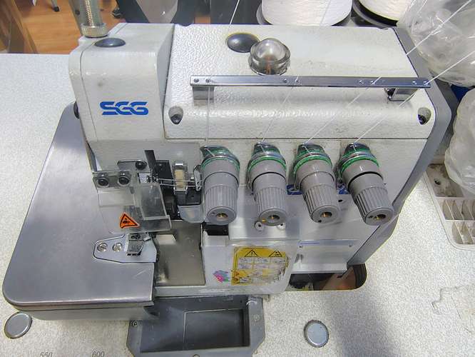 Máquina Overlock Industrial SGGEMSY con Motor Servo + Mesón - Excelente Estado