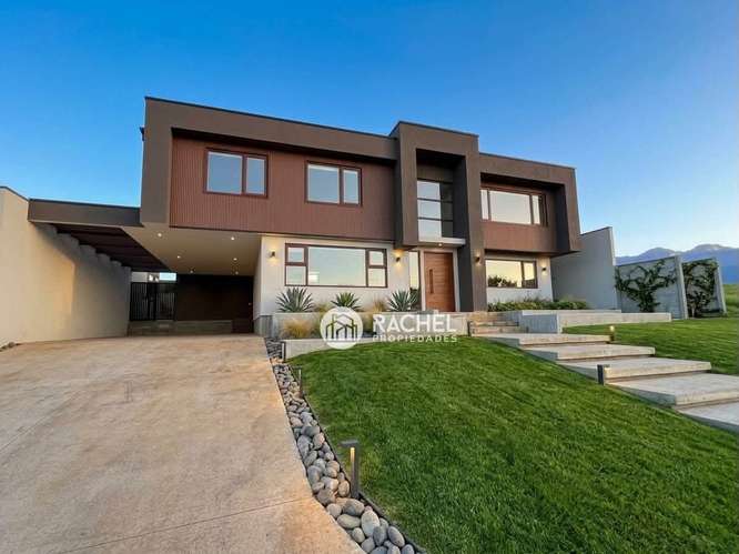 Se Vende Hermosa Casa Mediterránea Nueva en Condominio – Lomas del Carmen