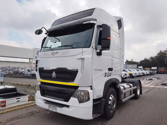 Tracto camión SINOTRUK T7H 4X2