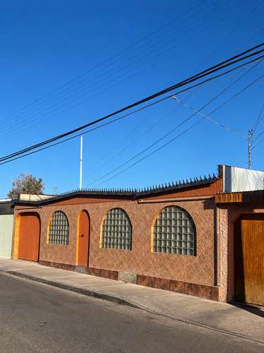  ¡FRENTE AL MALL! Gran Propiedad con Potencial Comercial en Calama