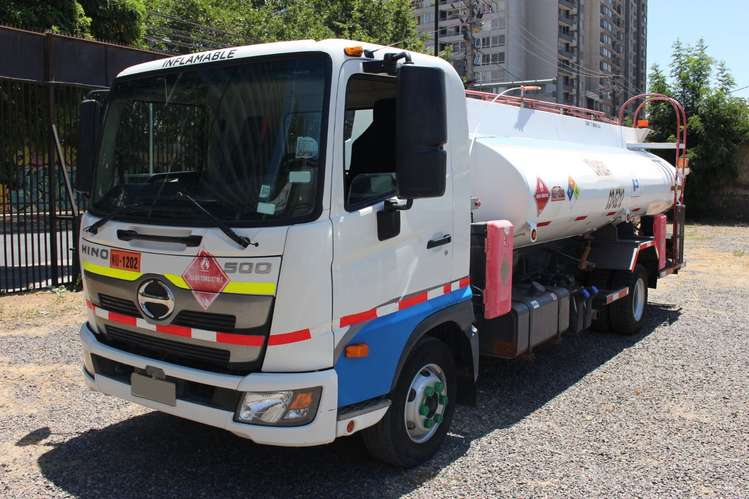 Hino 500 Fc 1118 año 2021 con Estanque Combustible 7.000 Ltrs Full Ac 50.000 Kms
