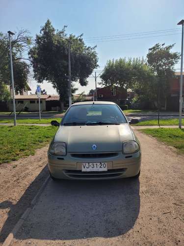 Renault Clio 2002 al día andando