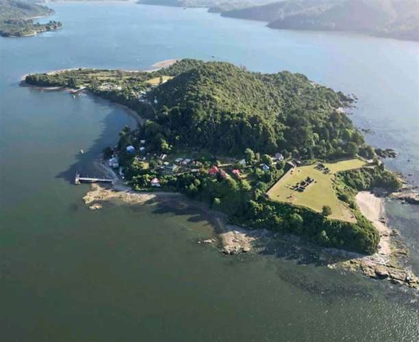 Isla de Mancera, cabaña frente al Castillo de Mancera